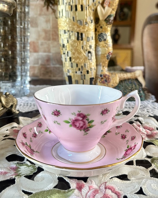 ROYAL ALBERT New Country Rose Teacup & Saucer Set